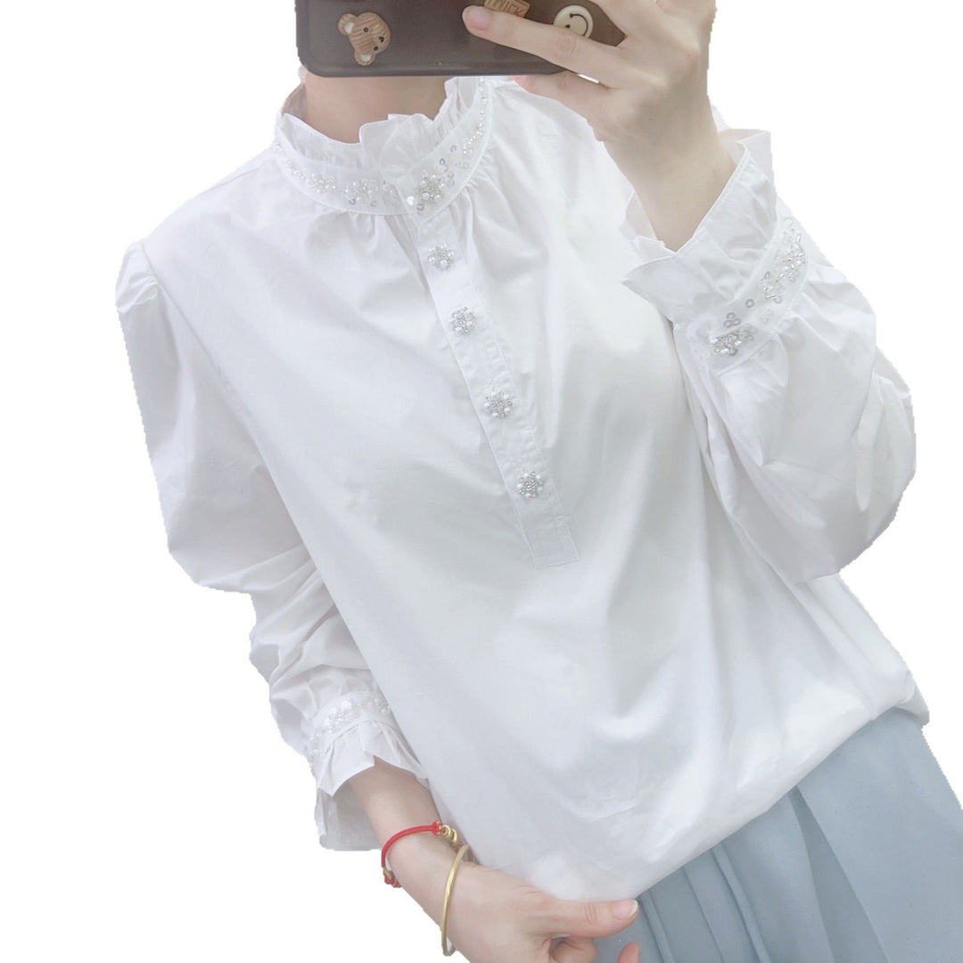 Dame elegant bluse med rynkedetaljer og perlesmykker Stilla