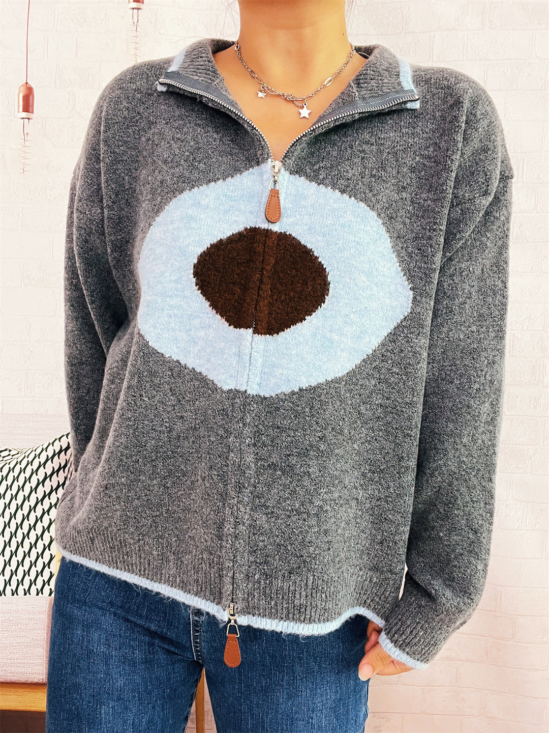 Kvinders hyggelige strikket sweater med lynlås og unikt design Stilla