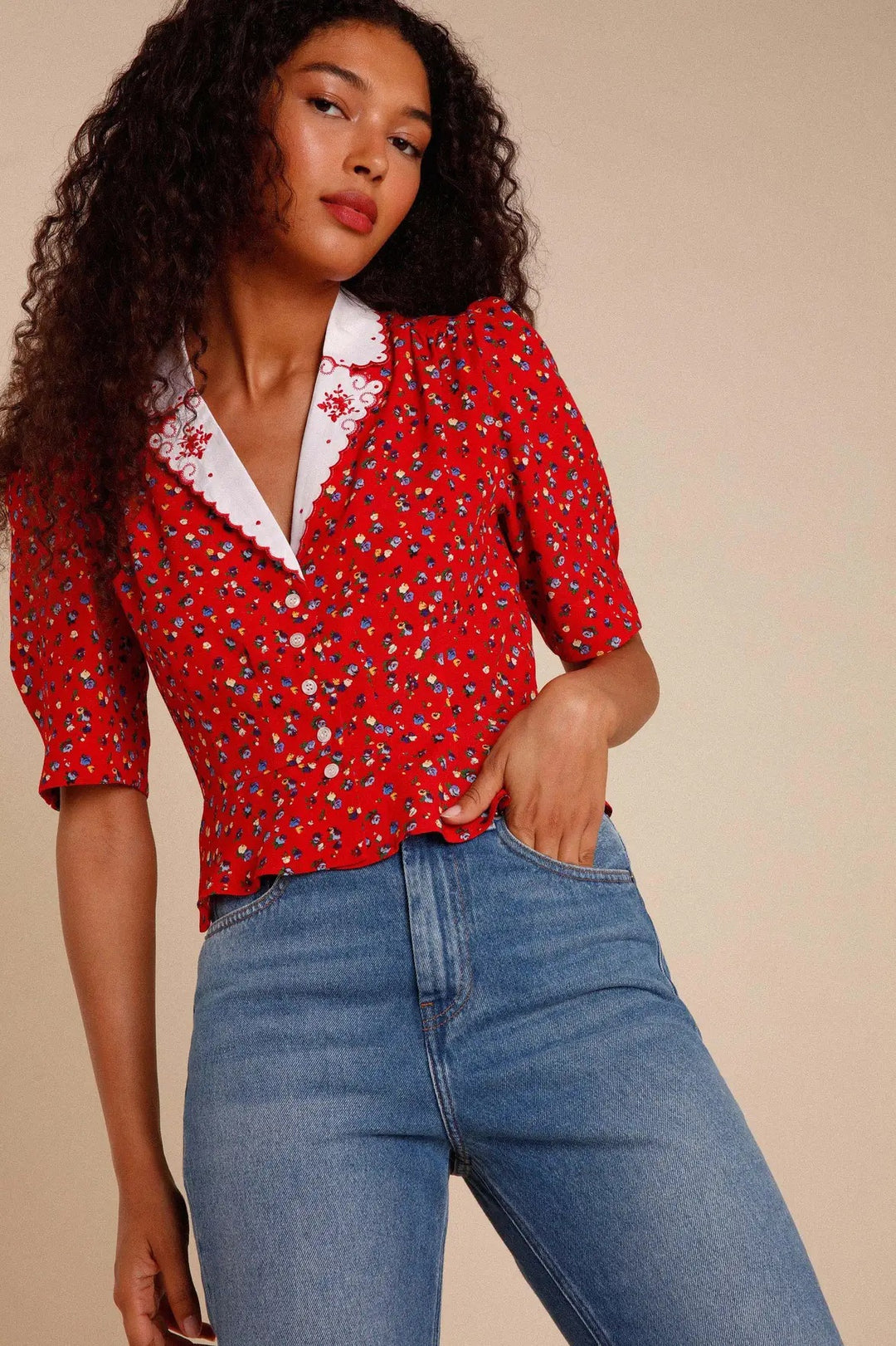 Damebluse med florale accenter og elegant krave Stilla