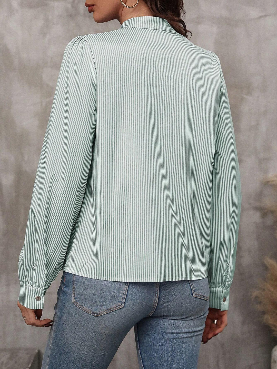 Dame elegant stribet bluse med puffærmer og fine knapdetaljer Stilla