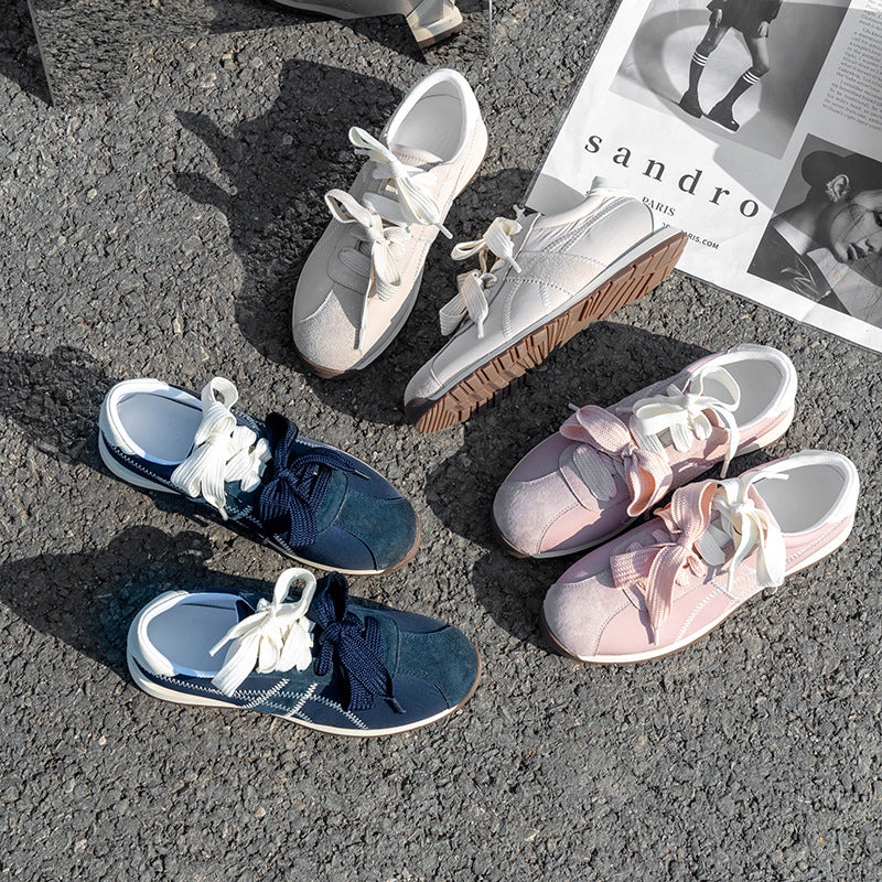 Dame Sporty Sneakers med blødt overmateriale og elegante pyntesyninger Stilla