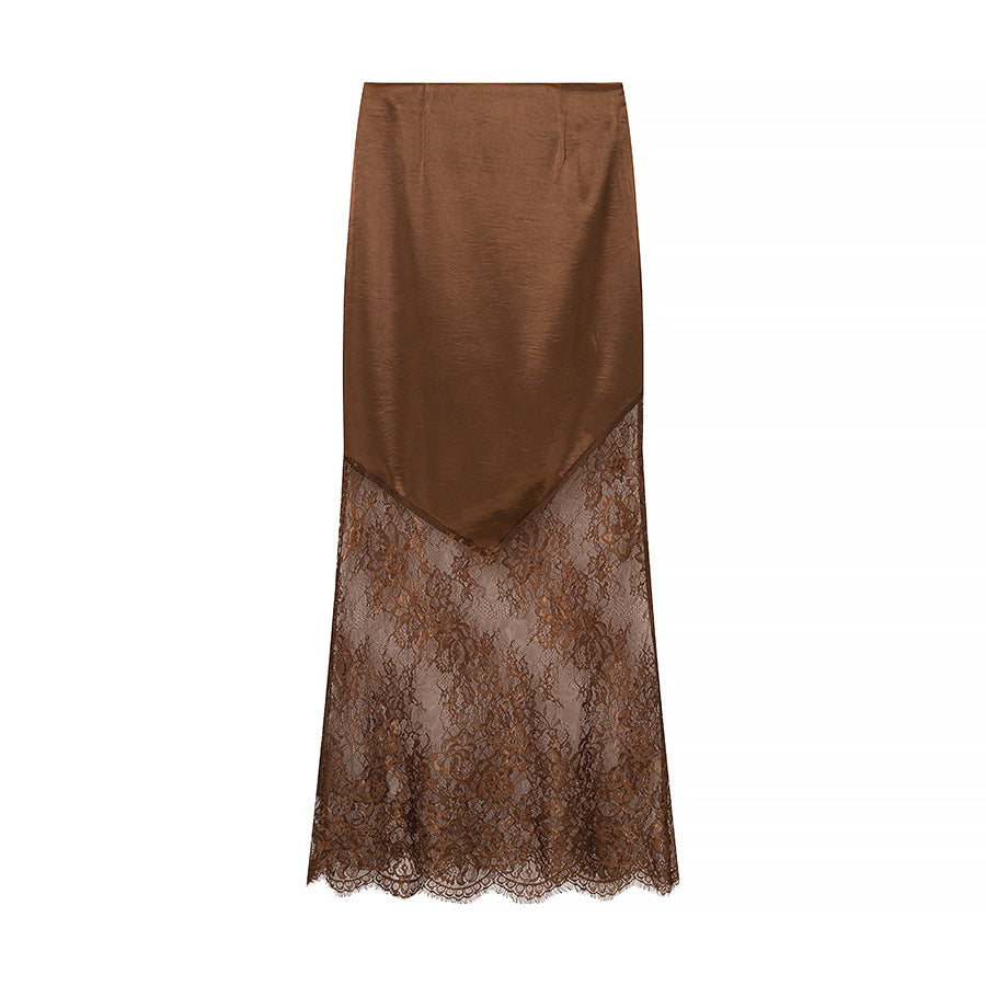 Dame Elegant Blonde Skirt med Luksuriøs Satin Top og Blomster Accenter Stilla