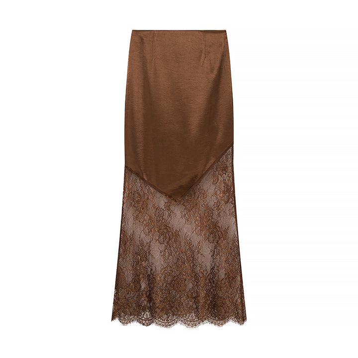 Dame Elegant Blonde Skirt med Luksuriøs Satin Top og Blomster Accenter Stilla