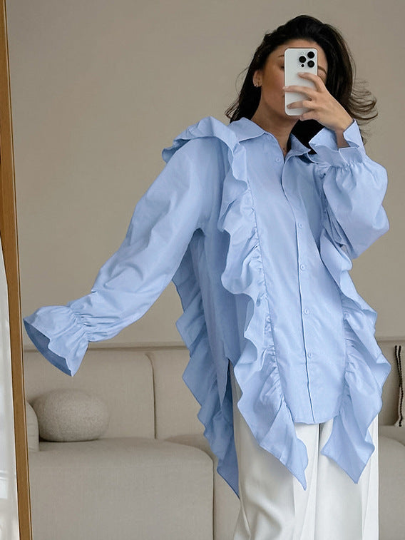 Damebluse med voluminøse rufflesdetaljer og elegante pufærmer Stilla