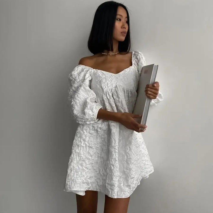 Dame Off-Shoulder Minikjole med voluminøse puffærmer og struktureret stof Stilla