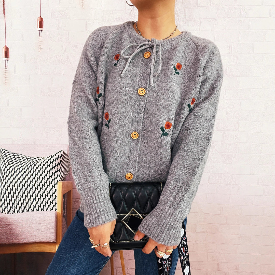 Dame cardigan med legende blomster broderi og knaplukning Stilla