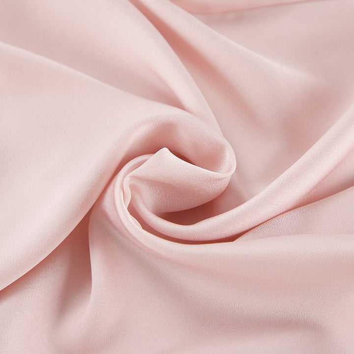 Damebluse med asymmetrisk snit og dekorativt slipsaccent Stilla