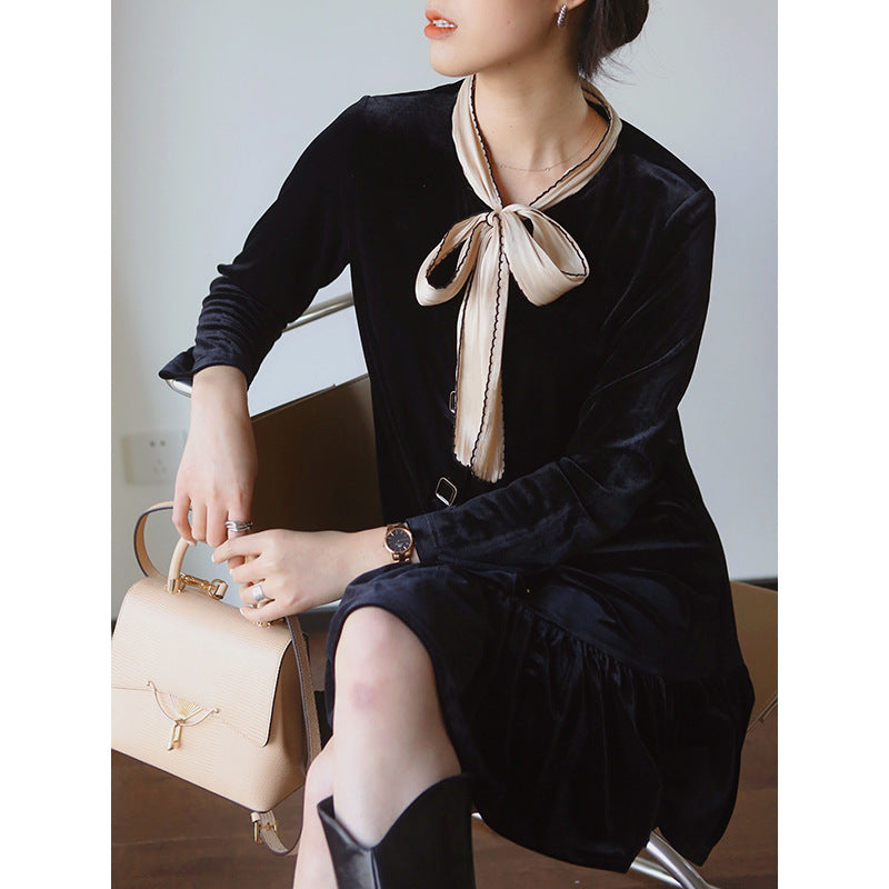 Dame wrap dress i velour med elegant sløjfe-binding og voluminøst kant Stilla