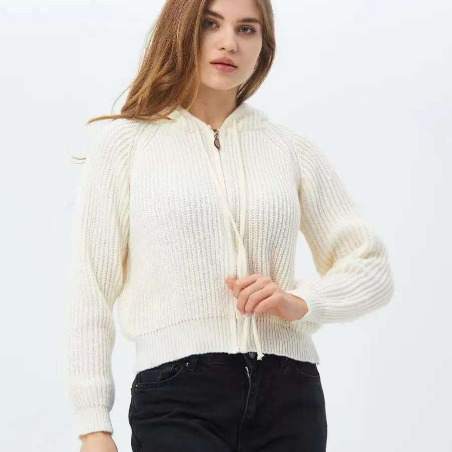 Women's Cropped Hoodie lavet af blødt ribbede strikmateriale med praktiske snore Stilla