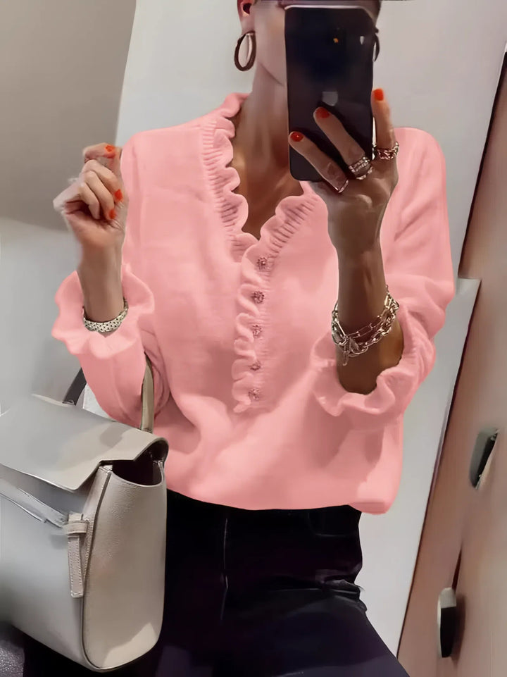 Kvinde bluse med flydende flæse design og knaplukning Stilla