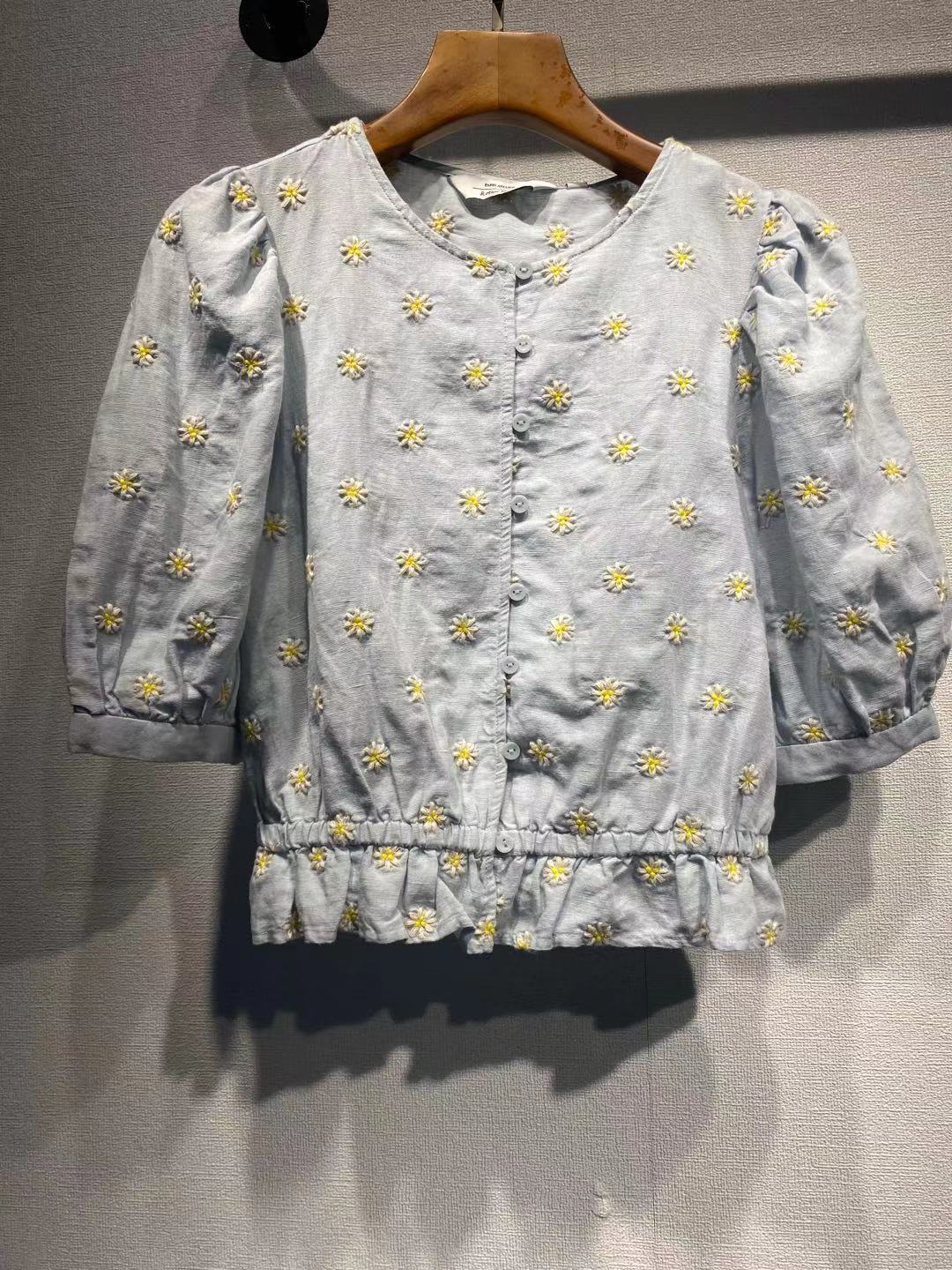 Damebluse med florale broderier og flæsedetaljer Stilla
