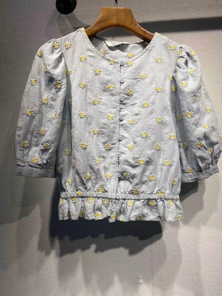Damebluse med florale broderier og flæsedetaljer Stilla