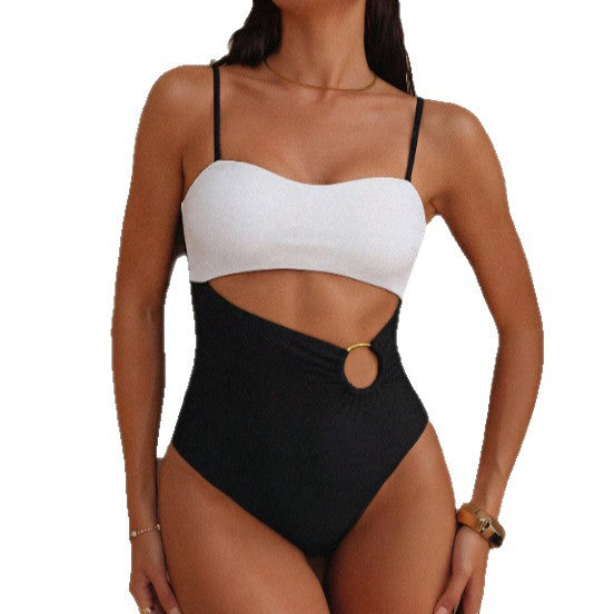 Dame Én-delt Badedragt med raffineret Cut-Out og elegant Ringdetalje Skovae