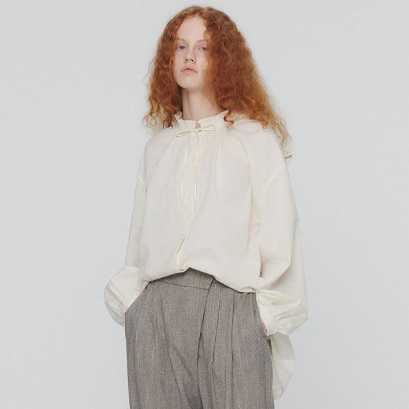 Damebluse med voluminøse ærmer og raffineret kravedesign Stilla