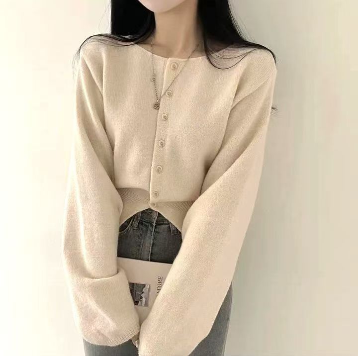 Kvinders crop sweater med knapdetalje og oversized ærmer Stilla