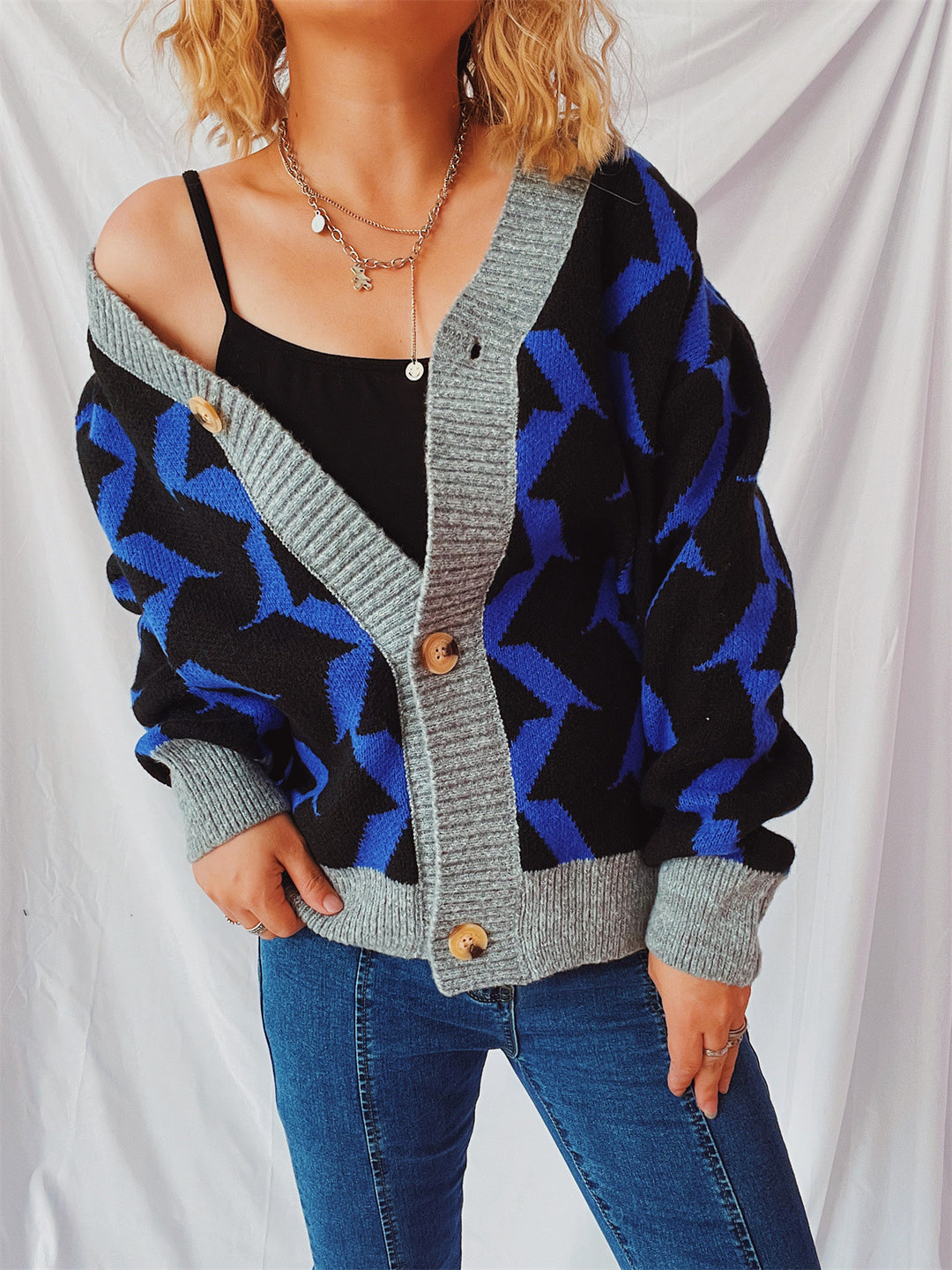 Kvinders cardigan med moderne geometrisk mønster og elegante knapdetaljer Stilla