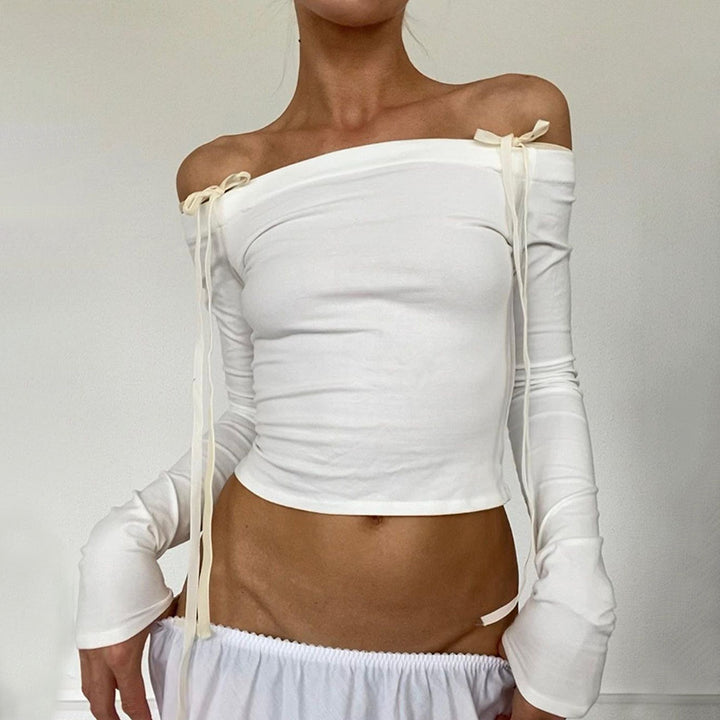 Dame overdel med off-shoulder-design og fine flæser Stilla