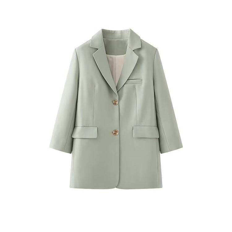 Kvinders fashionable blazerjakke med elegant knaplukning og to praktiske lommer Stilla