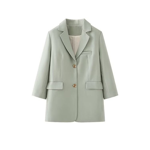 Kvinders fashionable blazerjakke med elegant knaplukning og to praktiske lommer Stilla