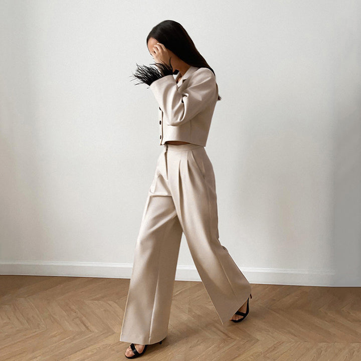 Dame stilfuldt suit sæt med elegante fjer på ærmerne og høj talje Stilla