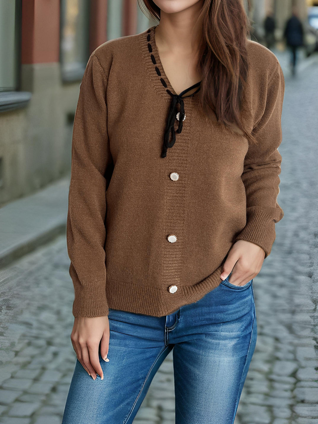 Dame cardigan med dekorative knapper og snor
