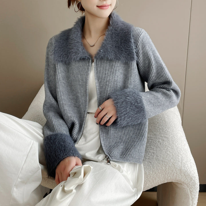 Kvinders cardigan med luksuriøs faux fur krave og ribbet strik drape