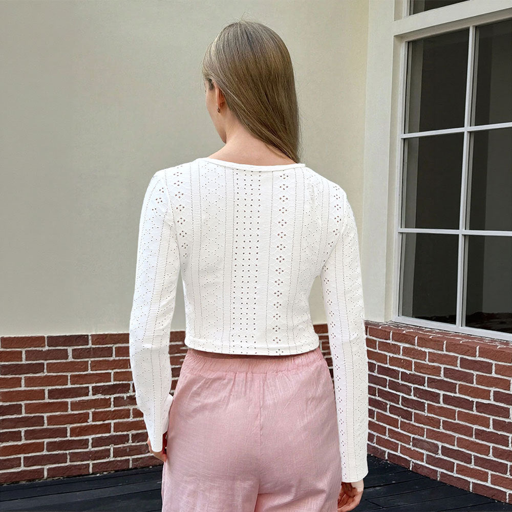 Kvinders cropped langærmet skjorte med elegant snøring og fint blonde broderi Stilla