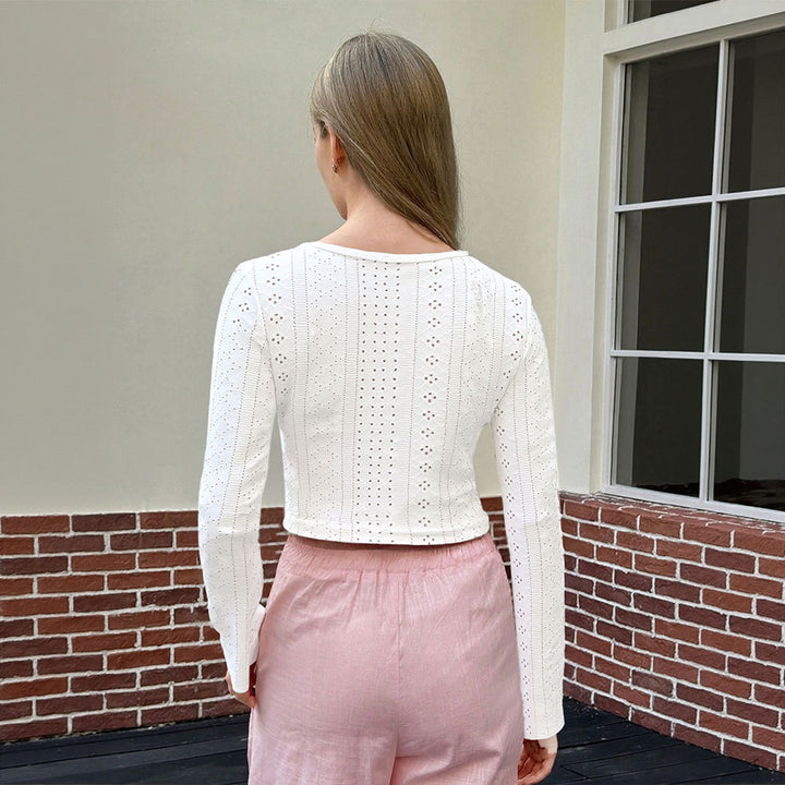Kvinders cropped langærmet skjorte med elegant snøring og fint blonde broderi Stilla