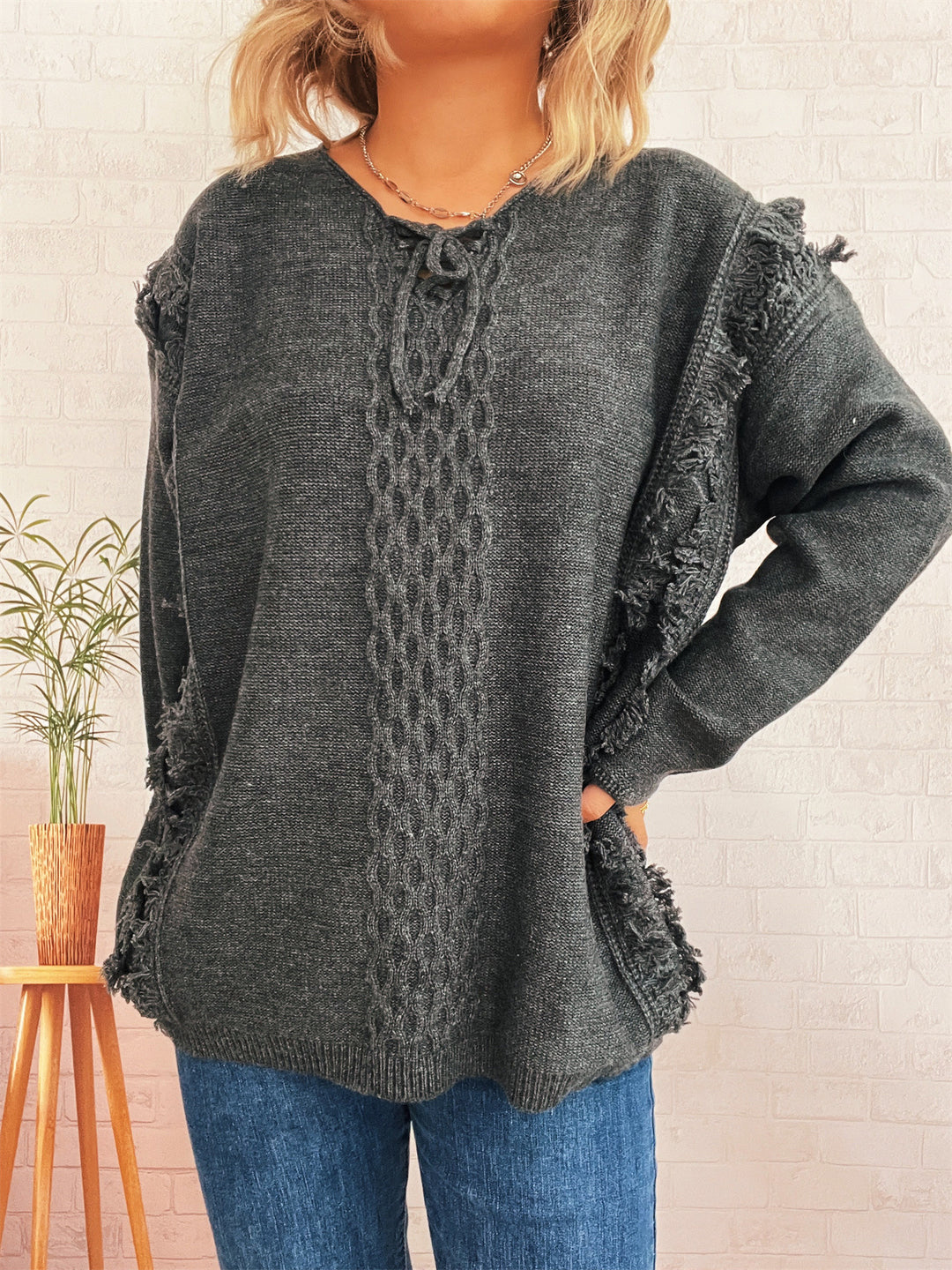 Kvinders chunky strikket sweater med afslappede frynser og dekorativ kabel-design Stilla