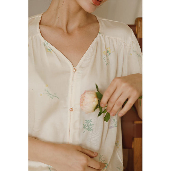 Dame pyjamasæt med elegant blomstret design og gennemgående knaplukning Stilla