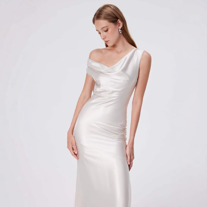 Dame elegant aftenkjole med flydende satin og raffineret udsnit Skovae