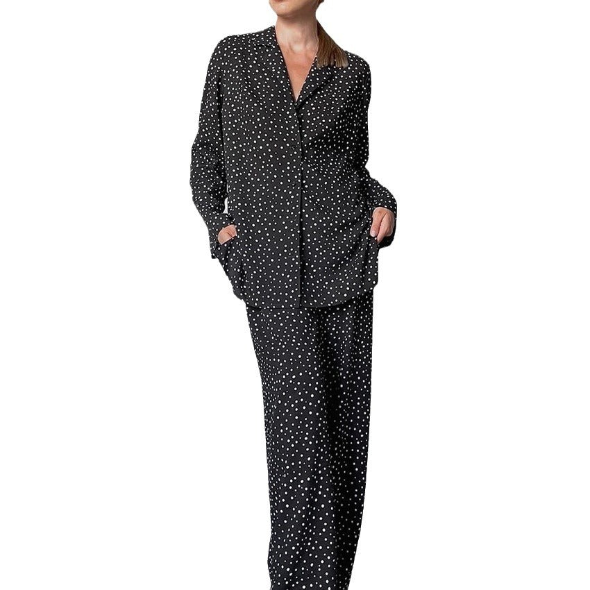 Dame komfortabelt pyjamasæt med moderne punktmønster og elegant knapliste Stilla