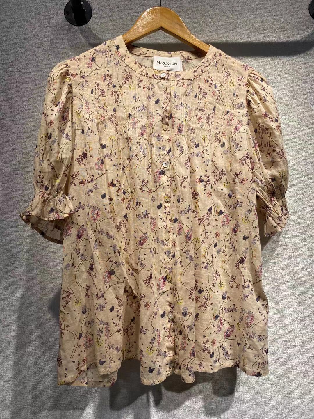 Damebluse med blomstermotiv og elegante knapdetaljer Stilla