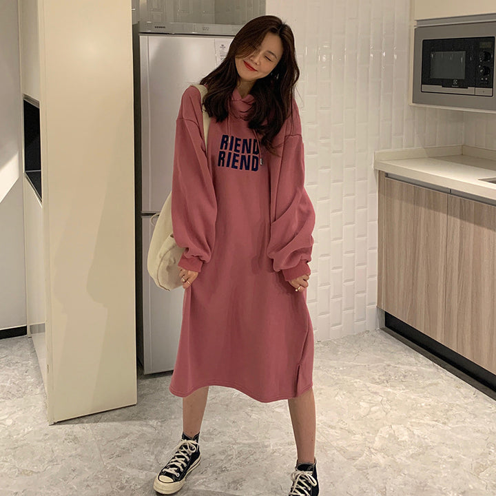 Kvinders hoodie kjole med modeprint og komfortable detaljer