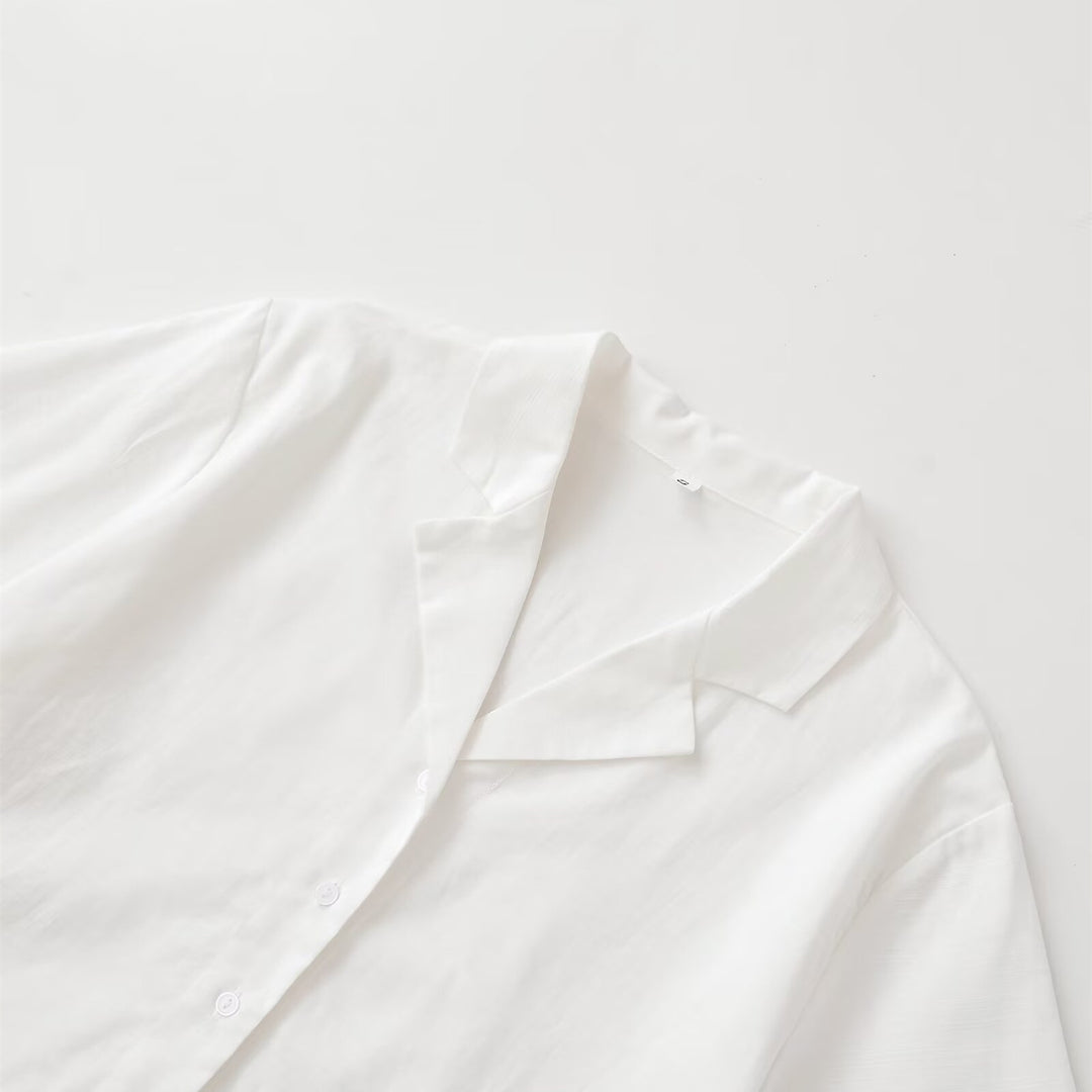 Dame kortærmet bluse med elegant snit og høj kvalitets satin overflade Skovae