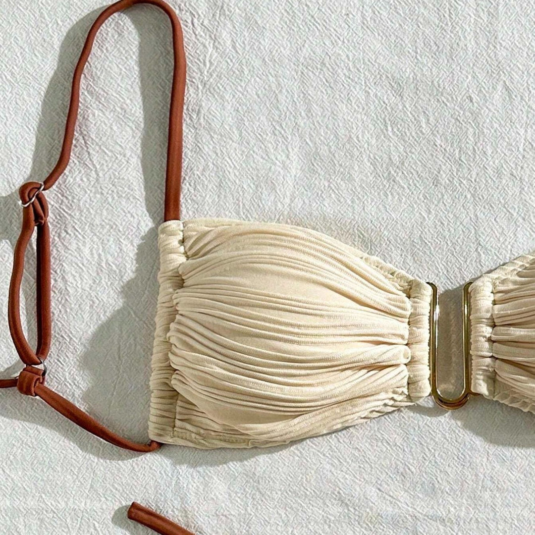 Dame trekant-bikini med elegant rynke design og fashionable strop detaljer Skovae
