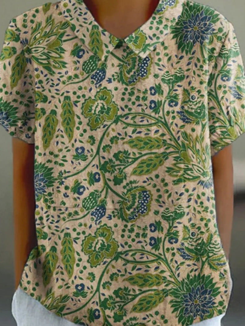 Dame med afslappet kortærmet bluse med V-hals, rundet kant og botanisk alloverprint Skovae