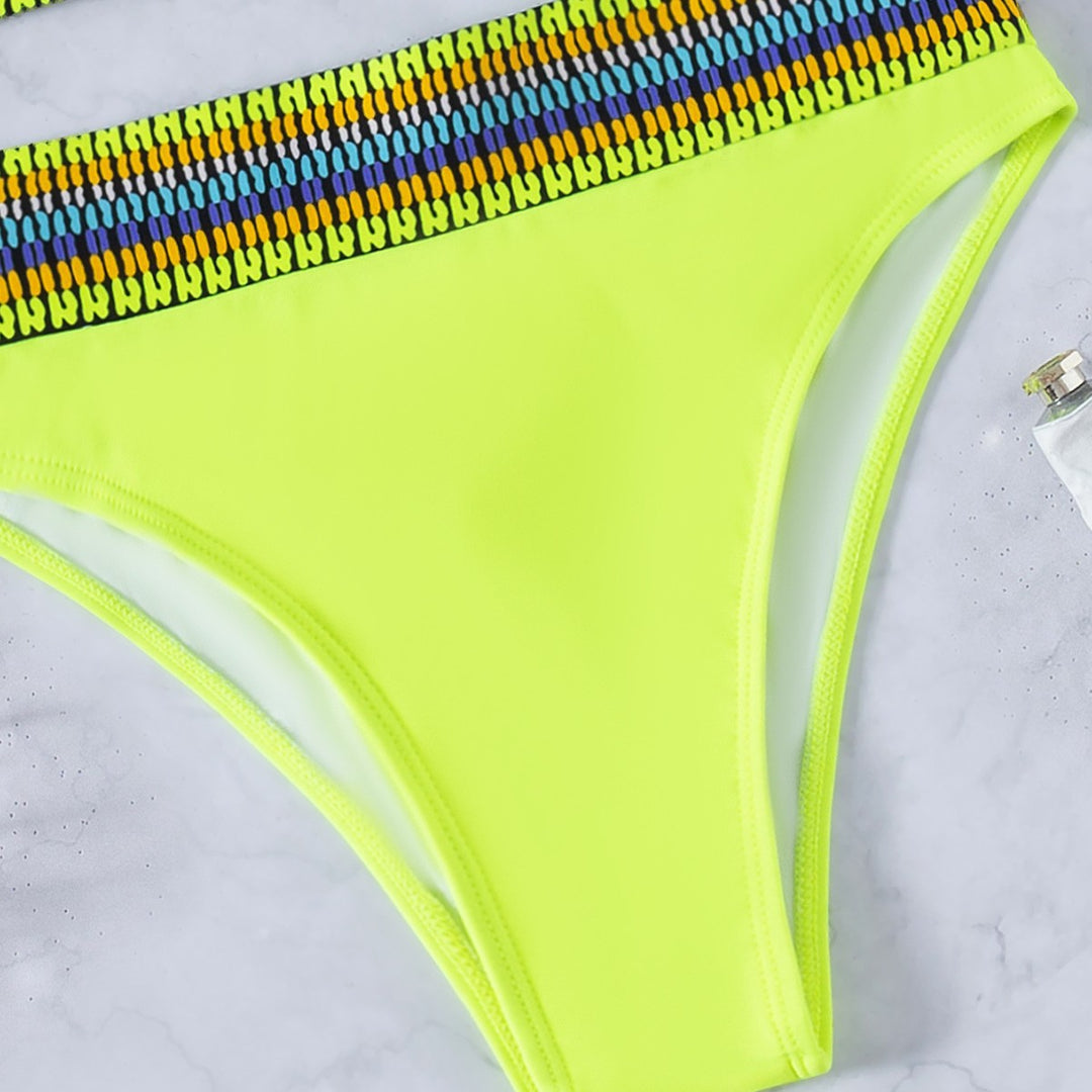 Dame højtaljet bikini med sportlig design og farverig kant Skovae