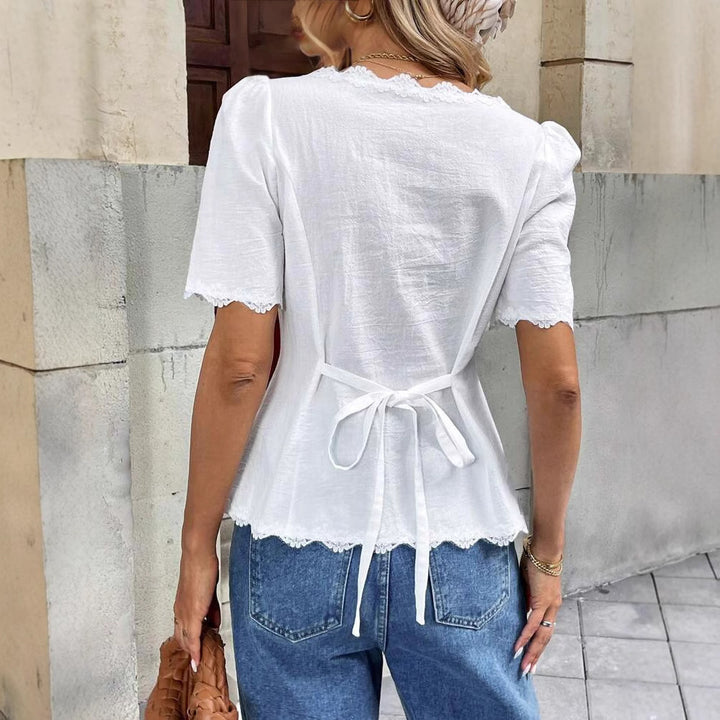 Damebluse med flæsedetalje og smal knapliste Stilla
