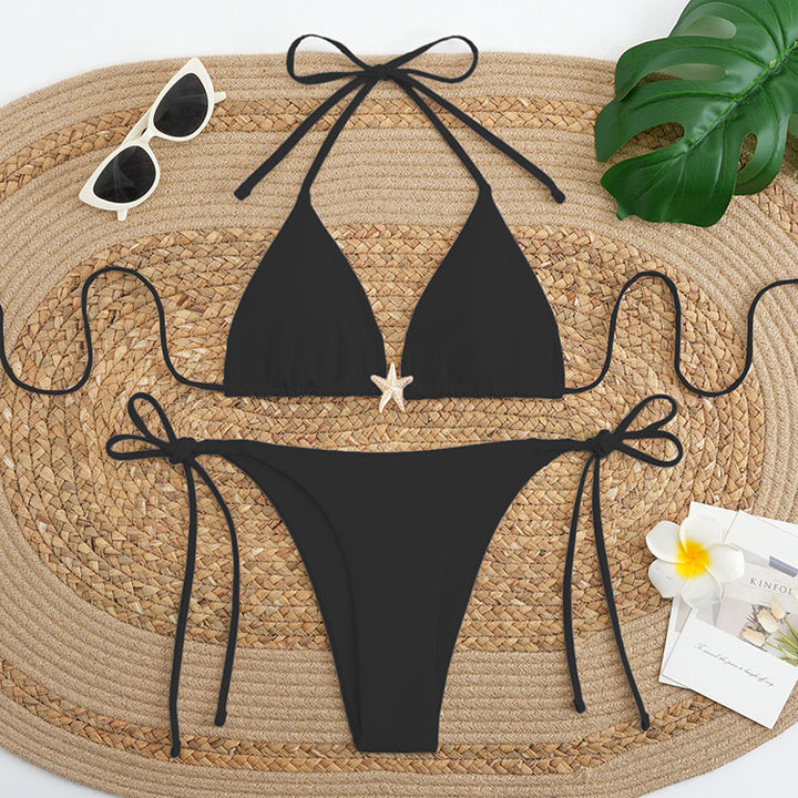 Dame triangel-bikini med smalle stropper og dekorativ vedhæng Skovae
