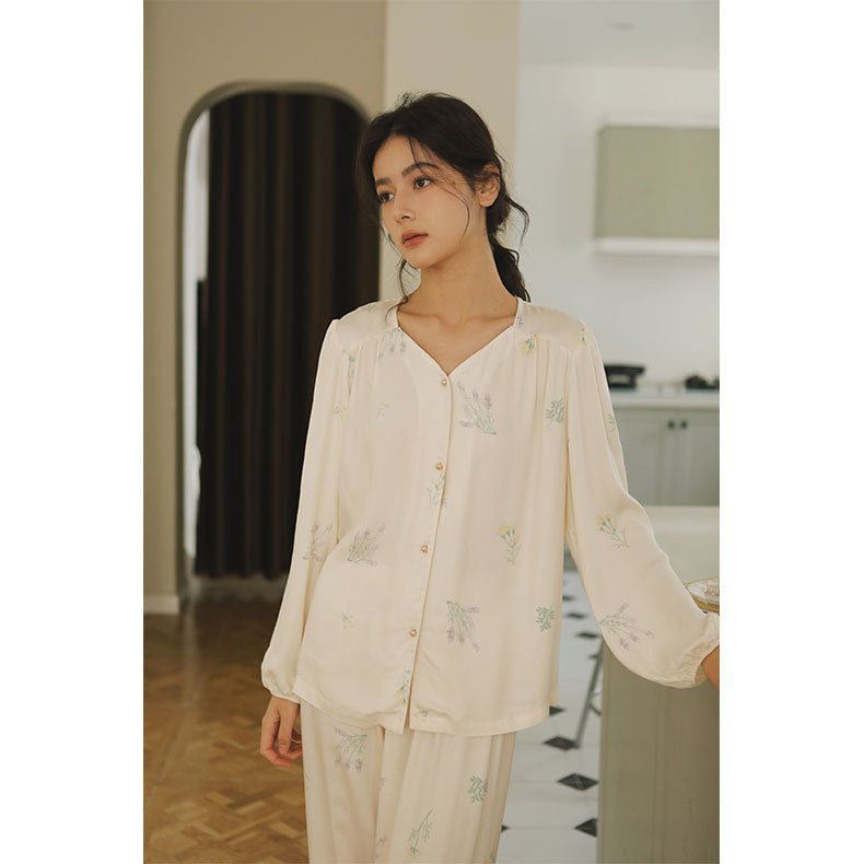 Dame pyjamasæt med elegant blomstret design og gennemgående knaplukning Stilla