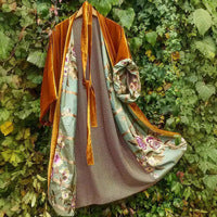 Kvinders luksuriøse kimono med blomstermotiv og silkefoer Skovae