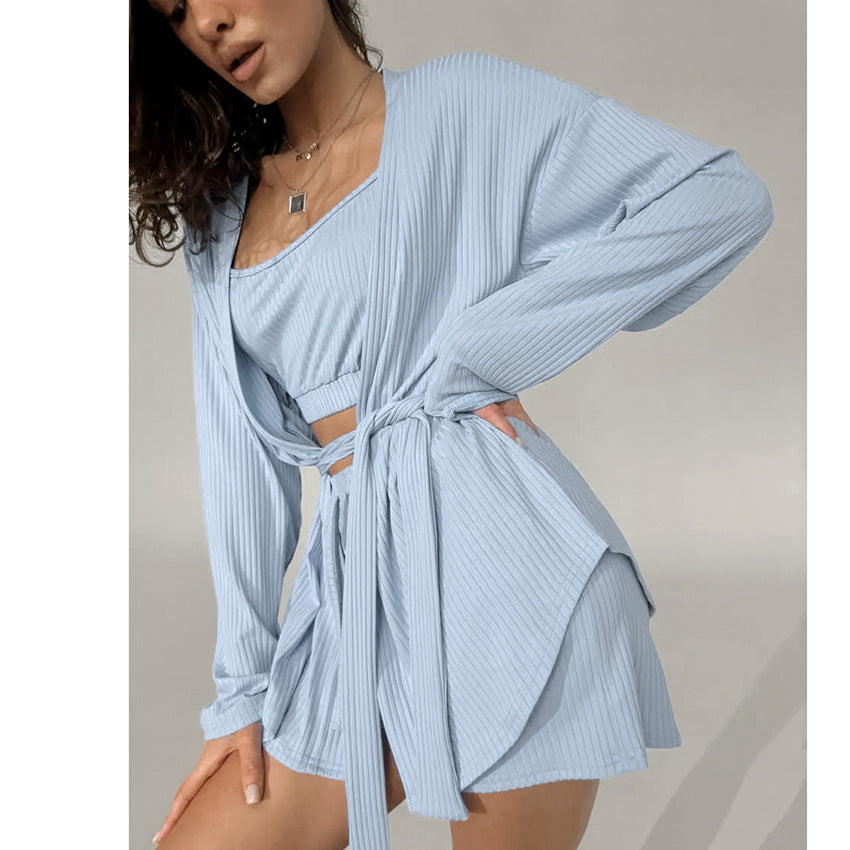Dame loungewear-sæt med en elegant, taljerbar top og komfortable shorts Stilla