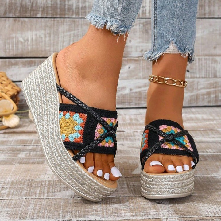 Dame platform-sandaler i moderne etno-design med flettede detaljer Stilla