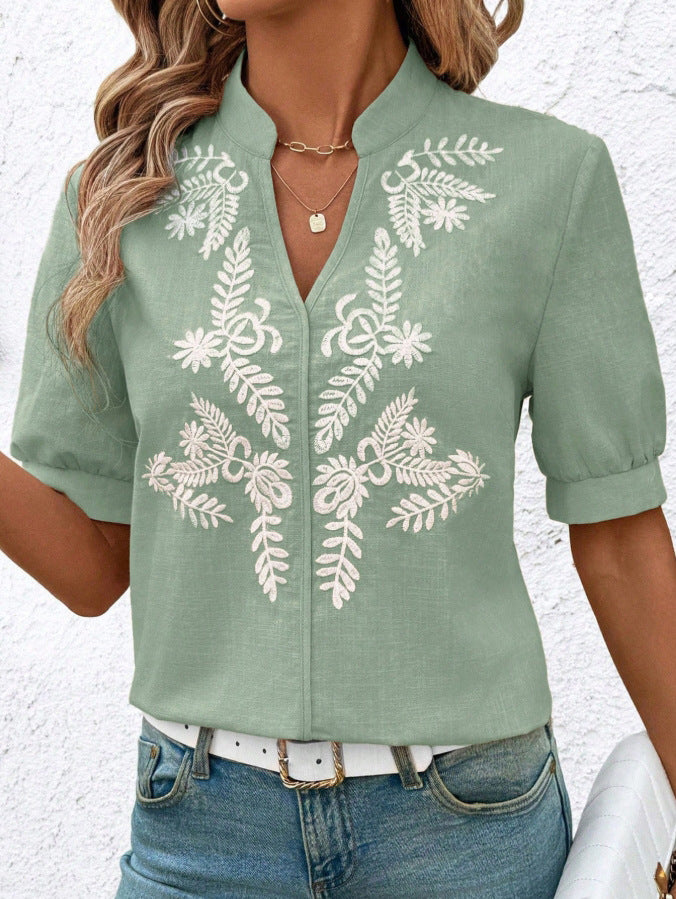 Damebluse med elegant floral broderidesign Stilla