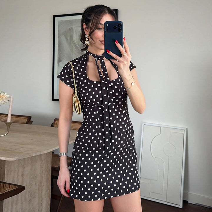 Dame minikjole med fashionable nøgledybde og fast overdel Skovae