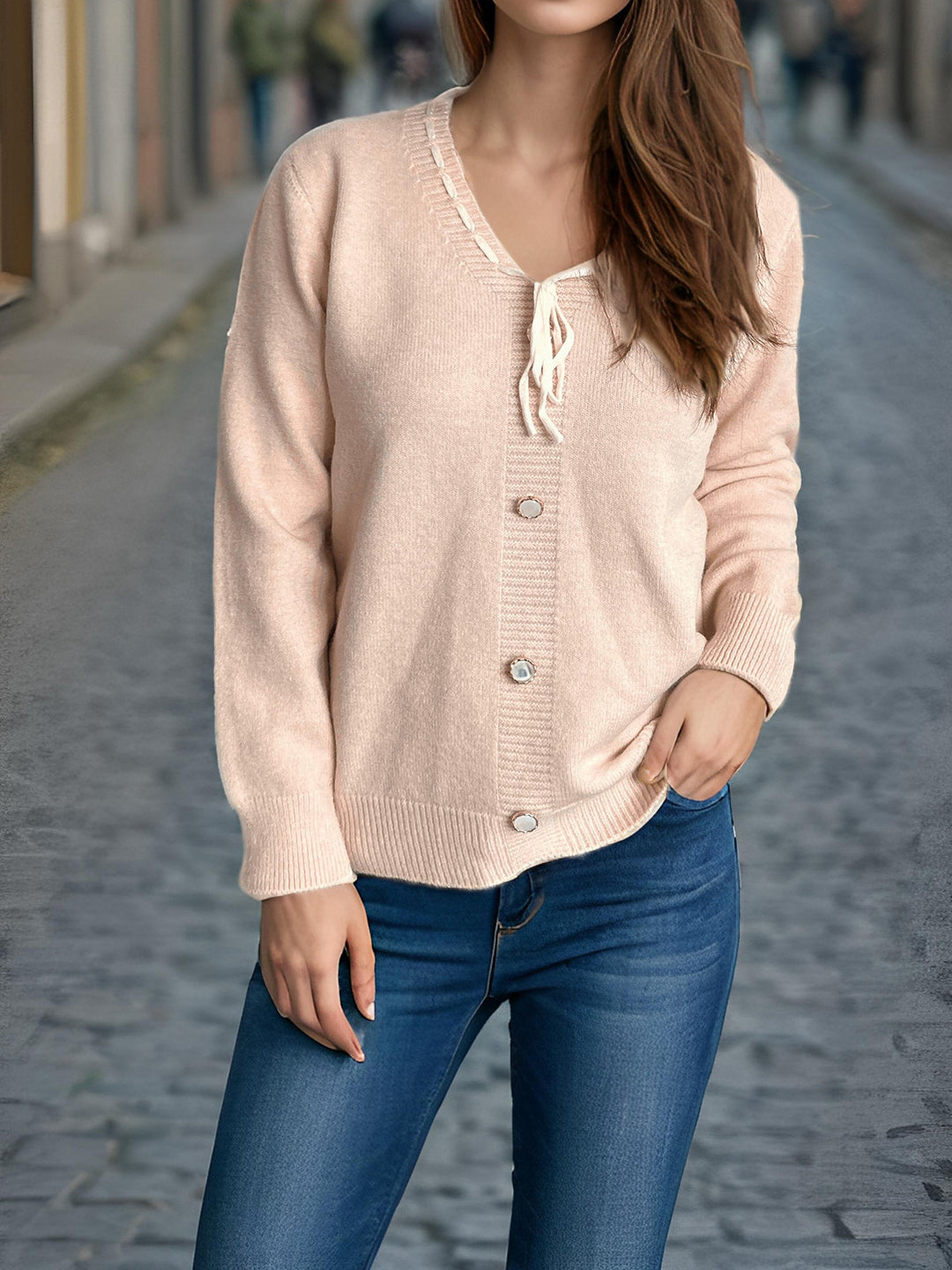 Dame cardigan med dekorative knapper og snor