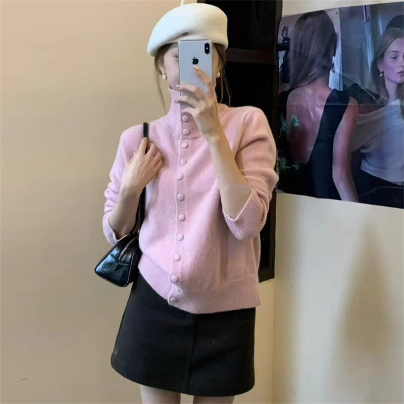 Kvinders strikket sweater med opretstående krave og knapdetalje Stilla