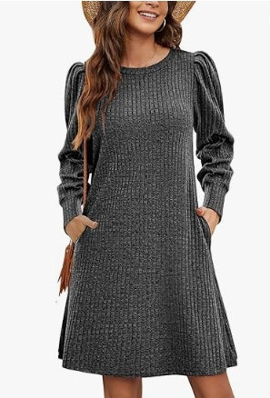 Kvinders sweaterkjole med afslappet ribstrik og elegante pufærmer Stilla