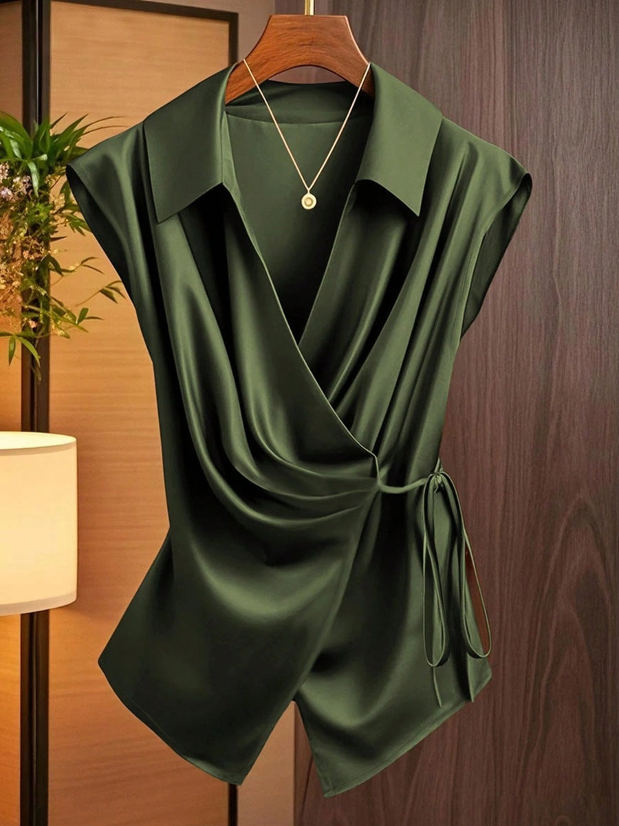 Damebluse med elegant indpakningsudseende og flydende satin fald Skovae